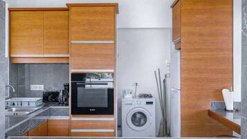 Frigorifero, microonde, forno, piano cottura