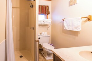 Shower, towels - Peaceful Cabin on Kentucky Lake (Benton)
