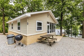 Outdoor dining - Peaceful Cabin on Kentucky Lake (Benton)