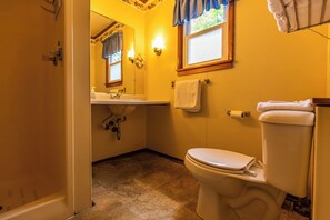 Shower, towels - Peaceful Cabin on Kentucky Lake (Benton)