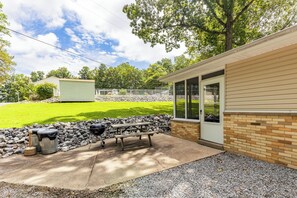 Outdoor dining - Peaceful Cabin on Kentucky Lake (Benton)