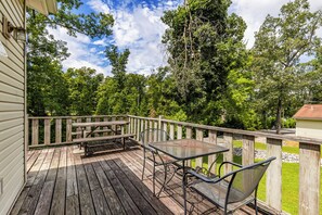 Outdoor dining - Peaceful Cabin on Kentucky Lake (Benton)