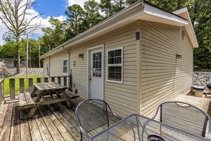 Outdoor dining - Spacious Cabin on Kentucky Lake (Benton)