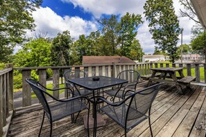 Outdoor dining - Spacious Cabin on Kentucky Lake (Benton)
