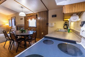 Fridge, microwave, oven, dishwasher - Spacious Cabin on Kentucky Lake (Benton)