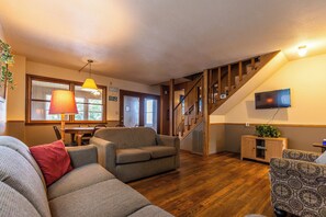 TV - Spacious Cabin overlooking Kentucky Lake (Benton)