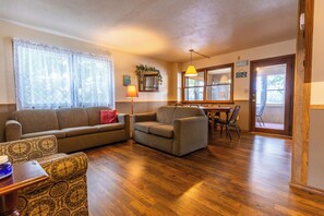 TV - Spacious Cabin overlooking Kentucky Lake (Benton)