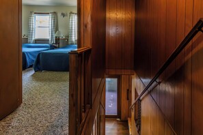4 bedrooms, WiFi, bed sheets - Spacious Cabin overlooking Kentucky Lake (Benton)