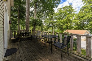 Outdoor dining - Spacious Cabin on Kentucky Lake (Benton)
