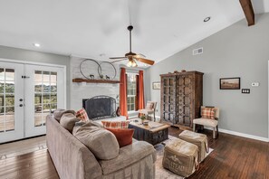 Interior - Hill Country Retreat•Hot Tub, Weddings, Sleeps 14! (Austin)