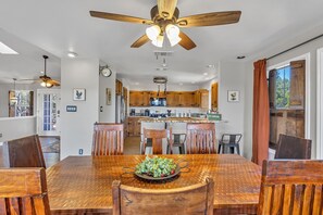 Dining - Hill Country Retreat•Hot Tub, Weddings, Sleeps 14! (Austin)