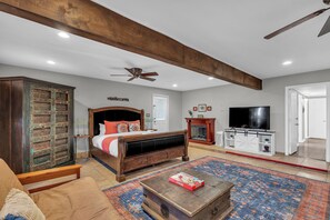 Desk, iron/ironing board, travel cot, free WiFi - Hill Country Retreat•Hot Tub, Weddings, Sleeps 14! (Austin)