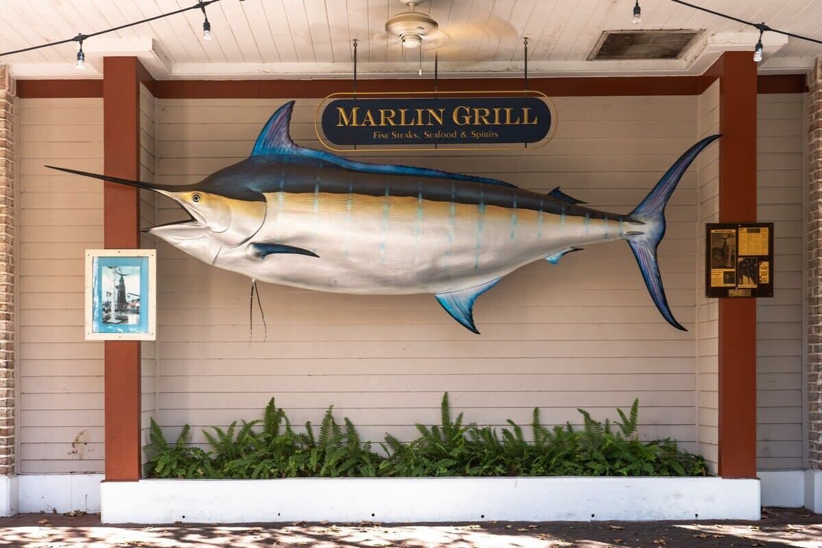 Une enseigne « Marlin Grill » surmontée d’une grande sculpture de poisson.