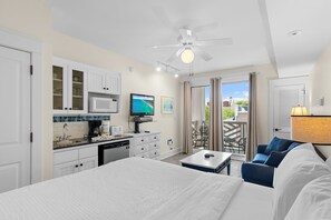 1 bedroom, WiFi, bed sheets - Resort Style Studio Room with Huge Pool, Hot Tub, Exercise & Game Rooms - Lily-Pad at Market Street Inn at Sandestin (Miramar Beach)