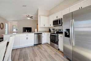 Køleskab, mikrobølgeovn, ovn, kogeplade