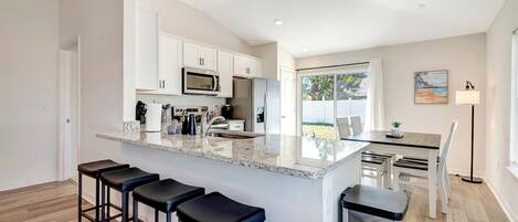 Kjøleskap, mikrobølgeovn, ovn og kokeplater