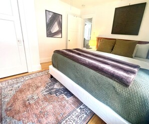 2 slaapkamers, een strijkplank/strijkijzer, reisbedje, wifi