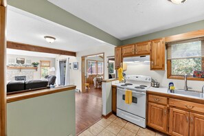 Jääkaappi, mikroaaltouuni, uuni, liesi