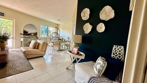 Living area - Cozy 1-bedroom apartment in peaceful Lauderdale by the Sea with AC (Pompano Beach)