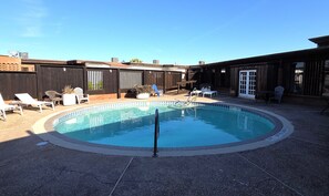 Outdoor pool - BSI 102-Studio with Ocean View & Kitchen, Sleeps 2 Adults/2 Kids, Pool, Dogs OK! (Port Aransas)