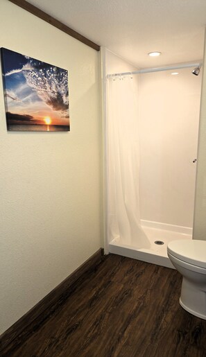 Shower, towels, soap, shampoo - BSI 102-Studio with Ocean View & Kitchen, Sleeps 2 Adults/2 Kids, Pool, Dogs OK! (Port Aransas)