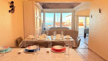 Casa familiar, vista a la playa | Restaurantes