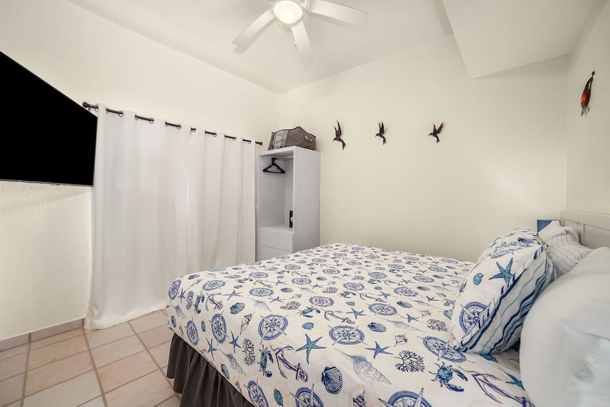 Casa familiar, vistas a la playa | Caja fuerte, cortinas opacas, sistema de insonorización