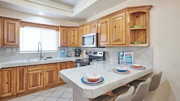Family House, Beach View | Private kitchen