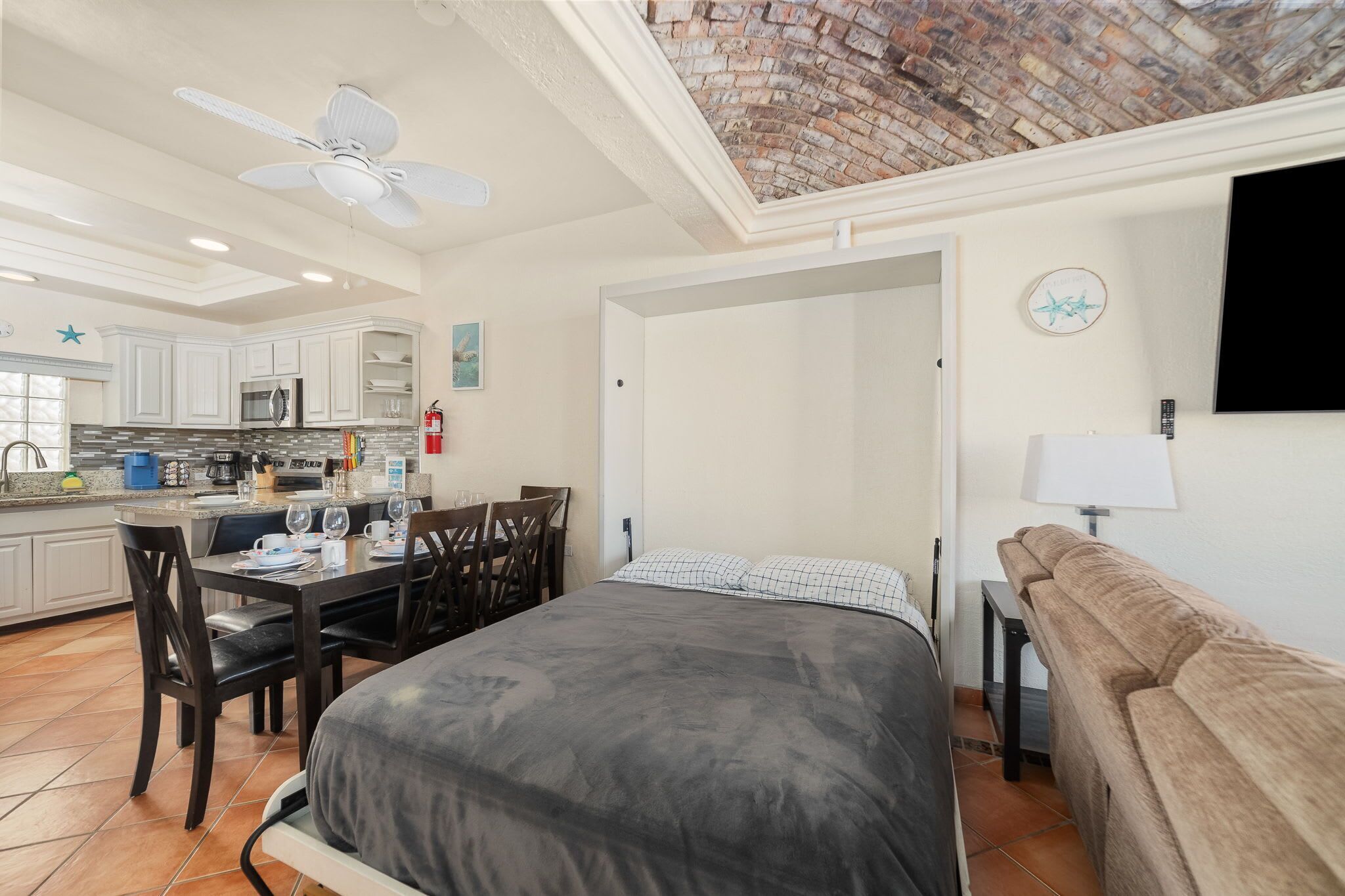 Perhetalo, merinäköala | Tallelokero huoneessa, pimennysverhot, äänieristys, silitysrauta/-lauta