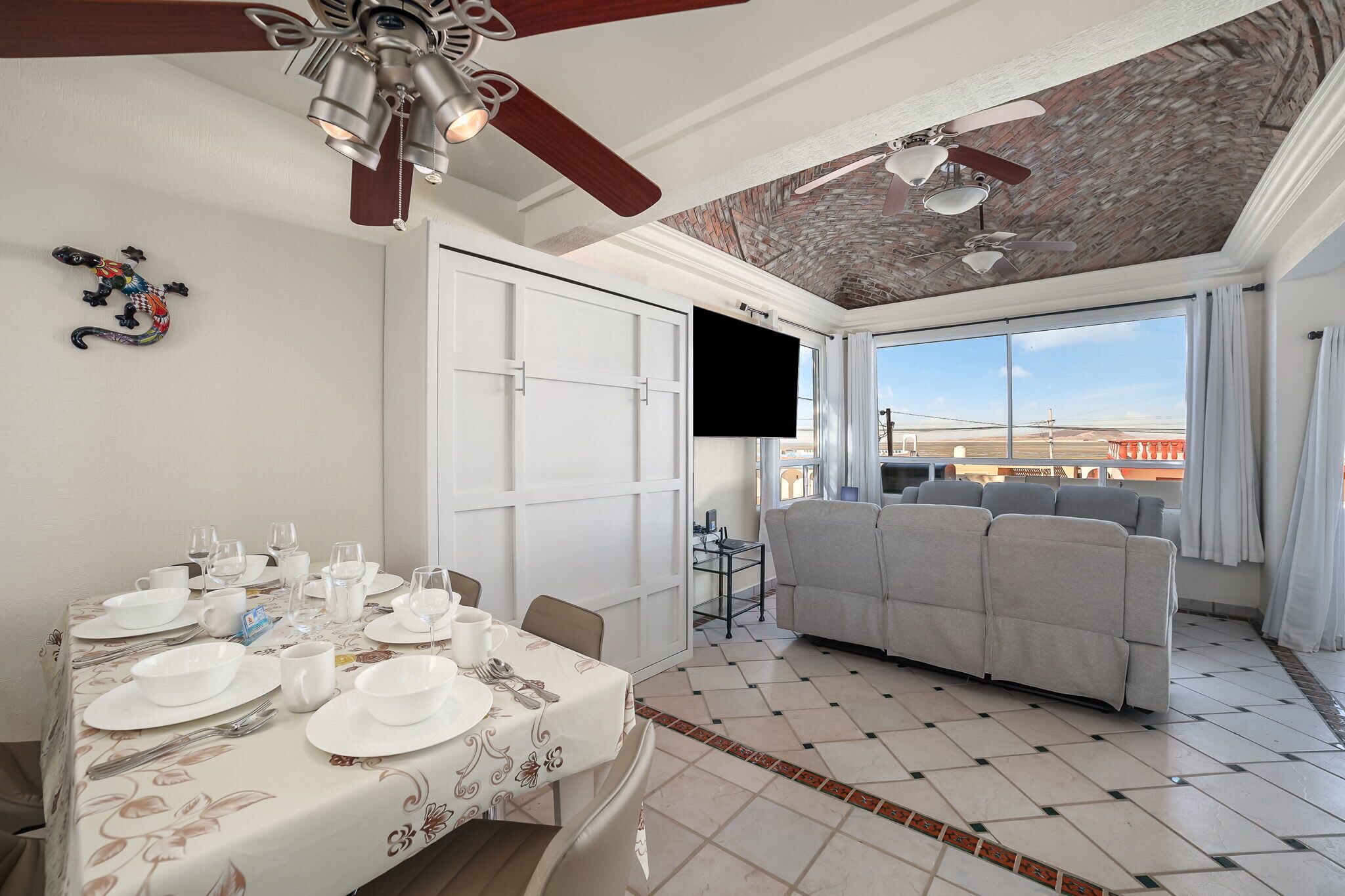 Casa familiar, vista a la playa | Restaurantes