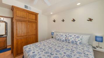 Casa familiar, vista a la bahía | Caja de seguridad en la habitación, cortinas blackout y insonorización