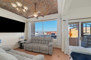 Family House, Bay View | Ruang tamu