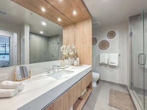 Shower, hair dryer, shampoo - MIA Worldcenter Premium 1BR,Balcony & Rooftop Pool (Miami)