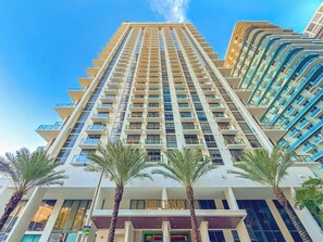 Exterior - MIA Worldcenter Premium 1BR,Balcony & Rooftop Pool (Miami)