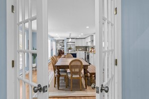 Dining - Elegant retreat, 10 min. from Newport & Narragansett, game room & huge deck! (Jamestown)