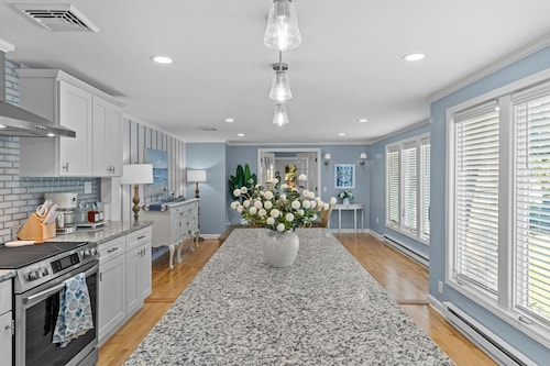 Elegant retreat, 10 min. from Newport & Narragansett, game room & huge deck!