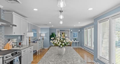 Elegant retreat, 10 min. from Newport & Narragansett, game room & huge deck!