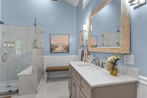 Shower, hair dryer, towels, soap - Elegant retreat, 10 min. from Newport & Narragansett, game room & huge deck! (Jamestown)