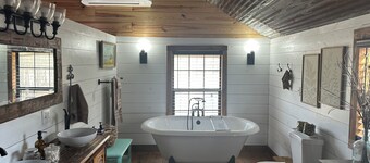 Cozy 2 bedroom cabin on lovely Bear Creek HaleyvilleAl