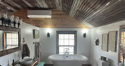 Cozy 2 bedroom cabin on lovely Bear Creek HaleyvilleAl