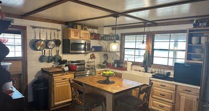 Cozy 2 bedroom cabin on lovely Bear Creek HaleyvilleAl