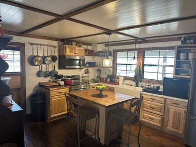 Cozy 2 bedroom cabin on lovely Bear Creek HaleyvilleAl