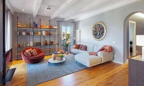 TV, books - LUXURY ROME PENTHOUSE WITH ENORMOUS TERRACE AND LANDMARK VIEWS ON VIA DEL CORSO (Roma)