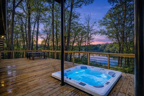 Riverfront Modern Cabin | Hot Tub + Scenic Views