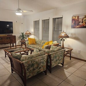TV - Tranquil 2-bedroom house with AC in Fort Pierce close to beaches and downtown. (Fort Pierce)
