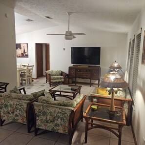 TV - Tranquil 2-bedroom house with AC in Fort Pierce close to beaches and downtown. (Fort Pierce)