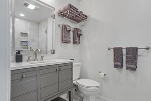 Dusj, hårføner, håndklær og såpe