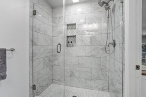 Shower, hair dryer, towels, soap - Airy Studio off Highland Rd. near LSU and Hospitals (Baton Rouge)