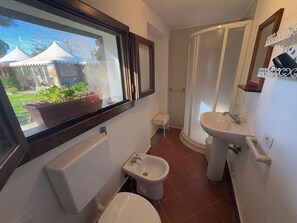 Shower, hair dryer, bidet, towels - Entire farmhouse with pool in Maremma: ideal for families and groups. (Scansano)