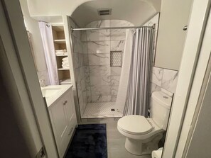 Shower, hair dryer, towels, soap - Charming Mid-Century Modern 2 BR Steps to Dining, Coffee, Trails & YRMC Hospital (Prescott)